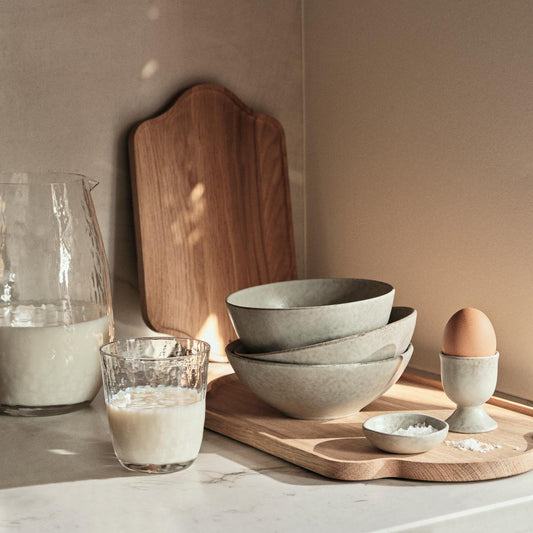 Hammered Kande fra Broste - Clear - På køkkenbord