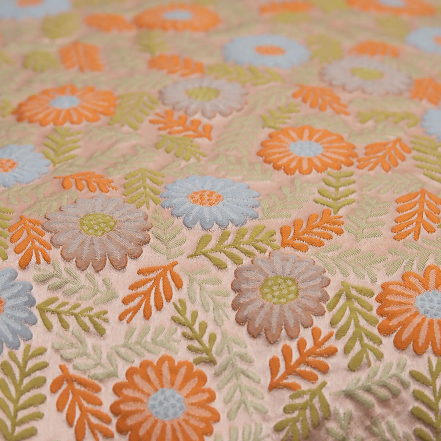 Blomstret pudebetræk fra Dagny i orange og lyseblå (detalje)