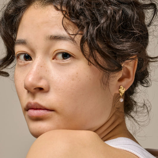 Caia Small Øreringe fra Enamel - Model
