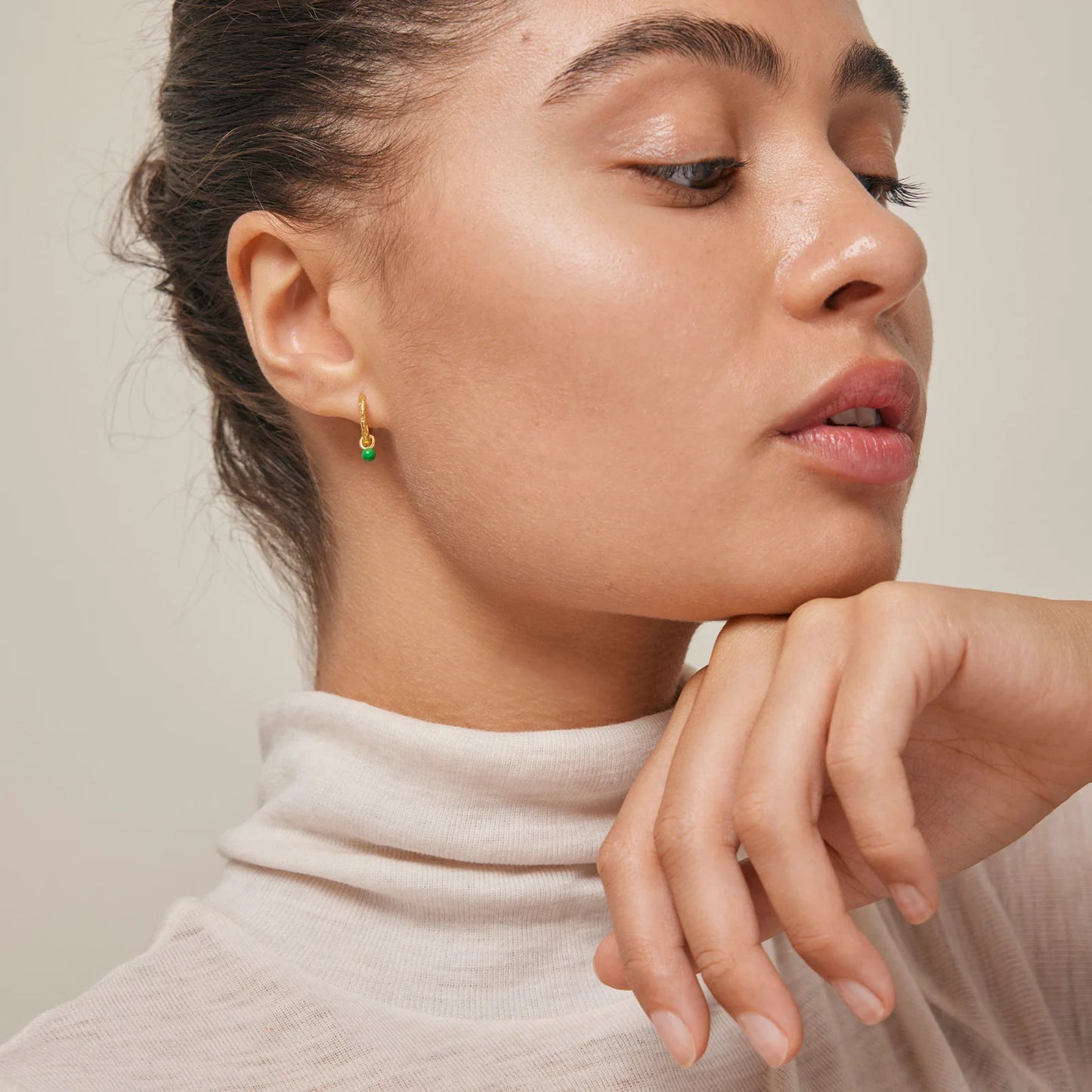 Belle Hoops fra Enamel Copenhagen i Grass Green på model