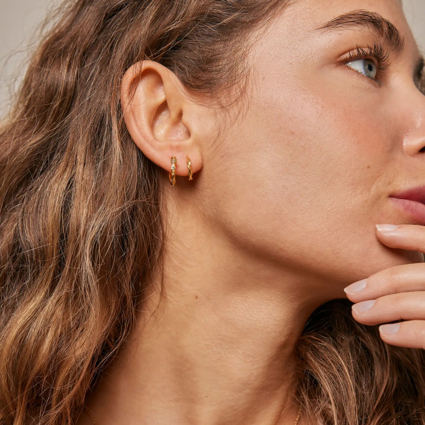 Lily Hoops fra Enamel Copenhagen på model