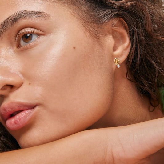 Mio Pearl Studs fra Enamel Copenhagen på model