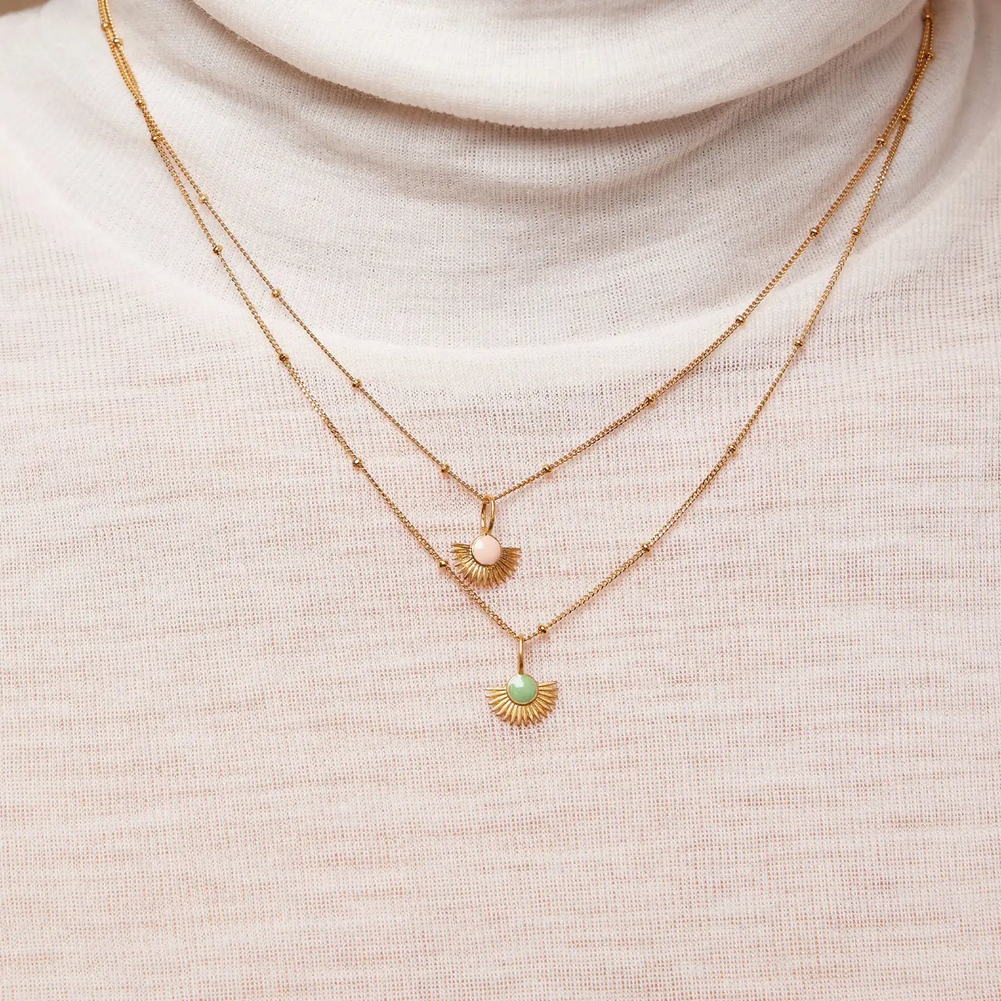 Soleil Necklace fra Enamel Copenagen i Dusty Green på model