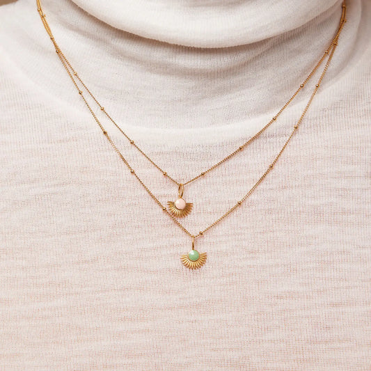 Soleil Necklace fra Enamel Copenagen i Dusty Green på model