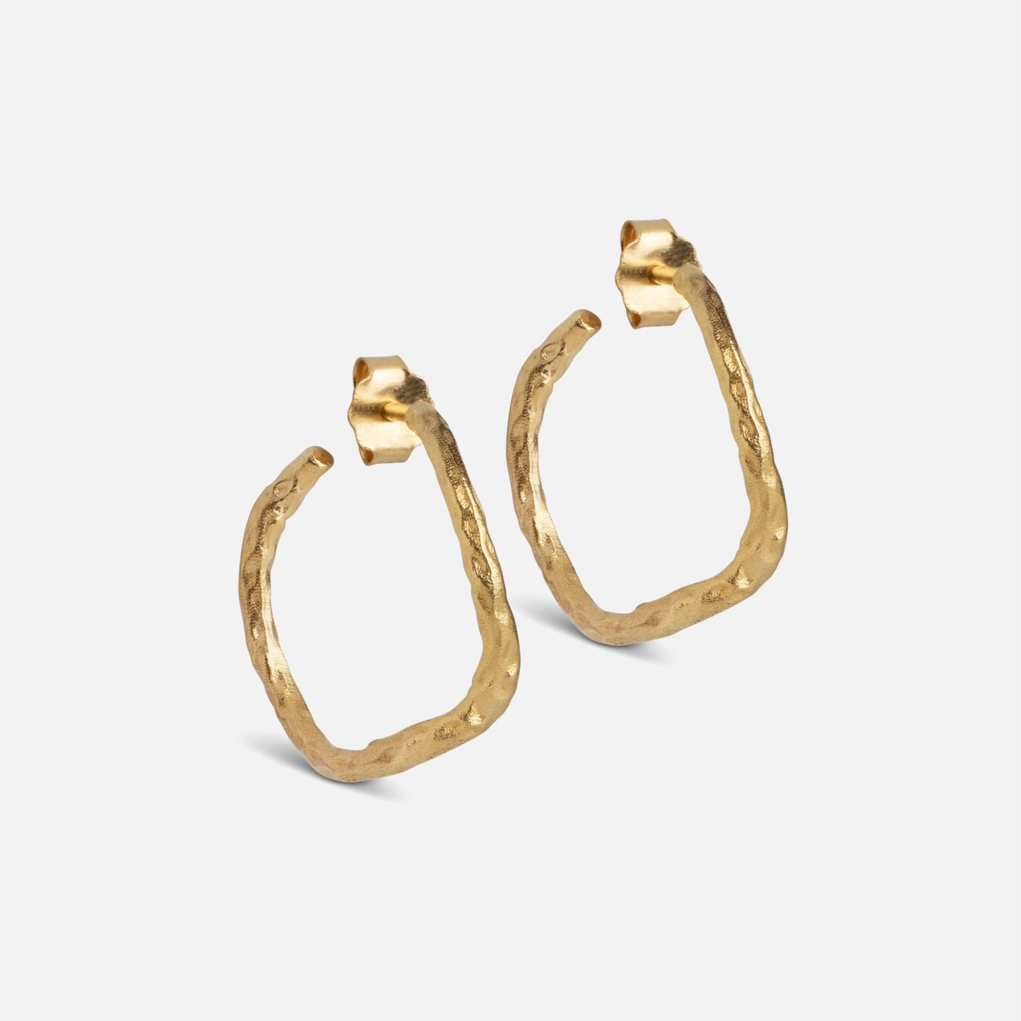 Sway Hoops fra Enamel Copenhagen i forgyldt sølv