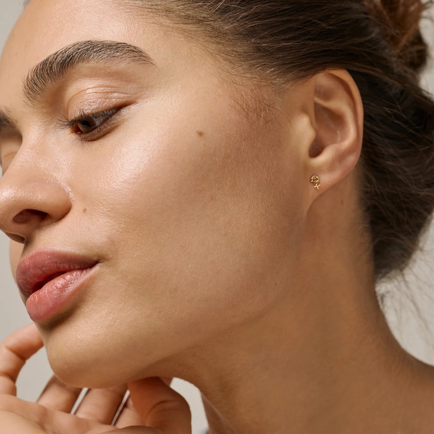 Feminine Power Stud fra Enamel - Modelfoto