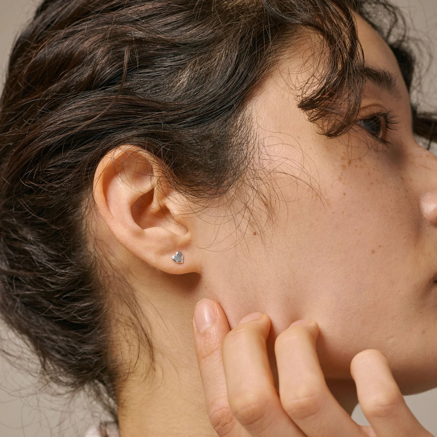 Heart Studs fra Enamel - sterling sølv på model