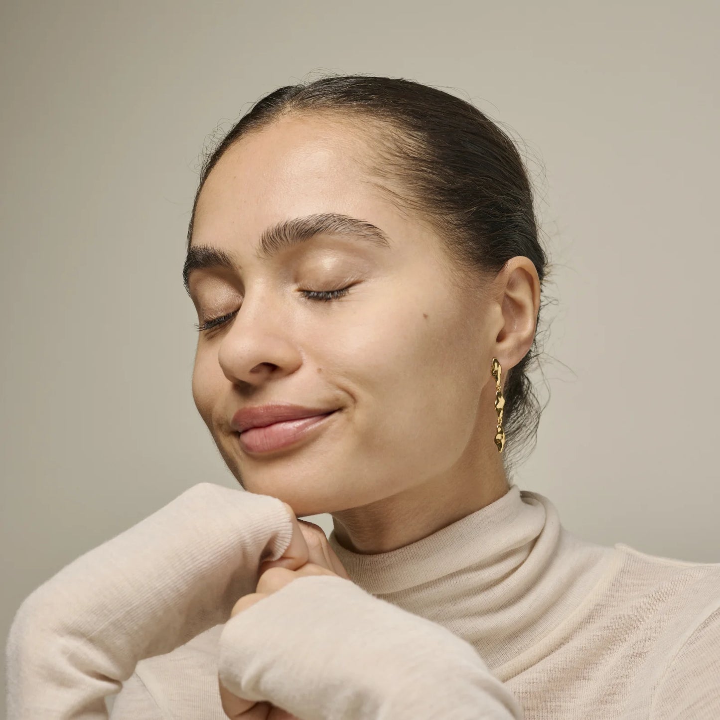 India Medium Earrings fra Enamel - Forgyldt - Model