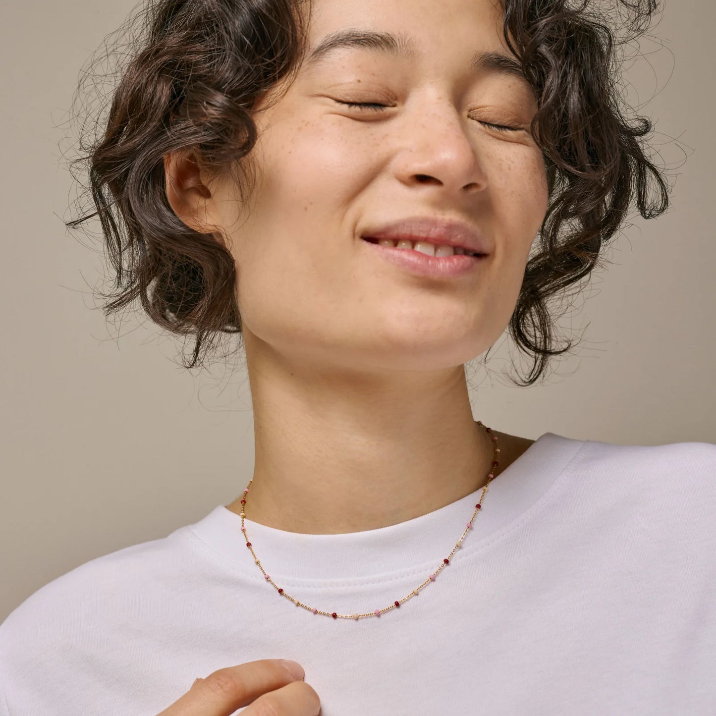 Lola Necklace - Enamel Copenhagen - Rosie - Model