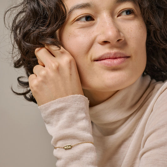 Mom armbånd fra Enamel Copenhagen på model