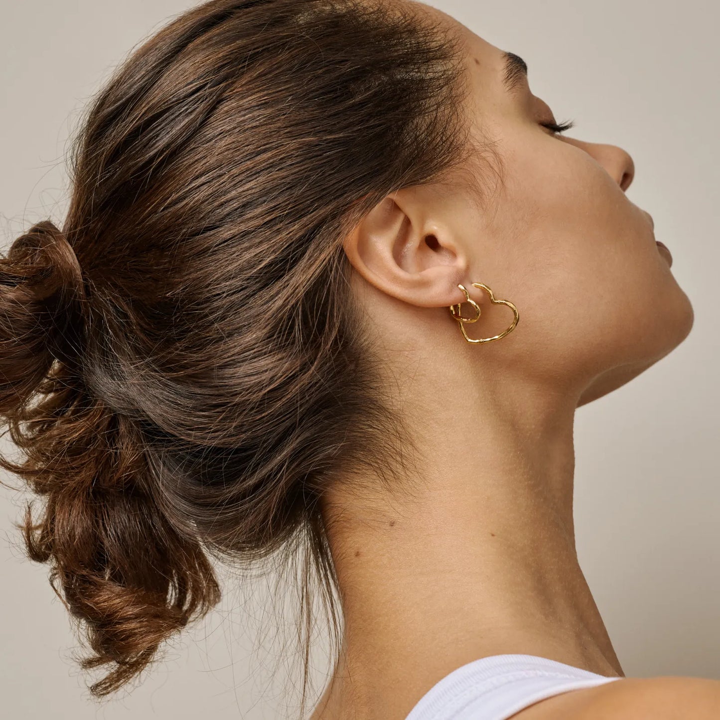 Organic Heart Hoops fra Enamel - Forgyldt small og large på model