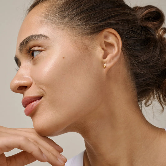 Organic Leaf Studs fra Enamel Copenhagen - Model