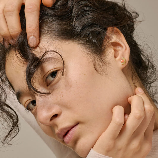 Soleil Studs fra Enamel - Light Coral - Model