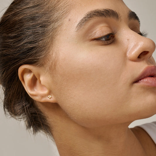 Star Energy Studs fra Enamel Copenhagen på model