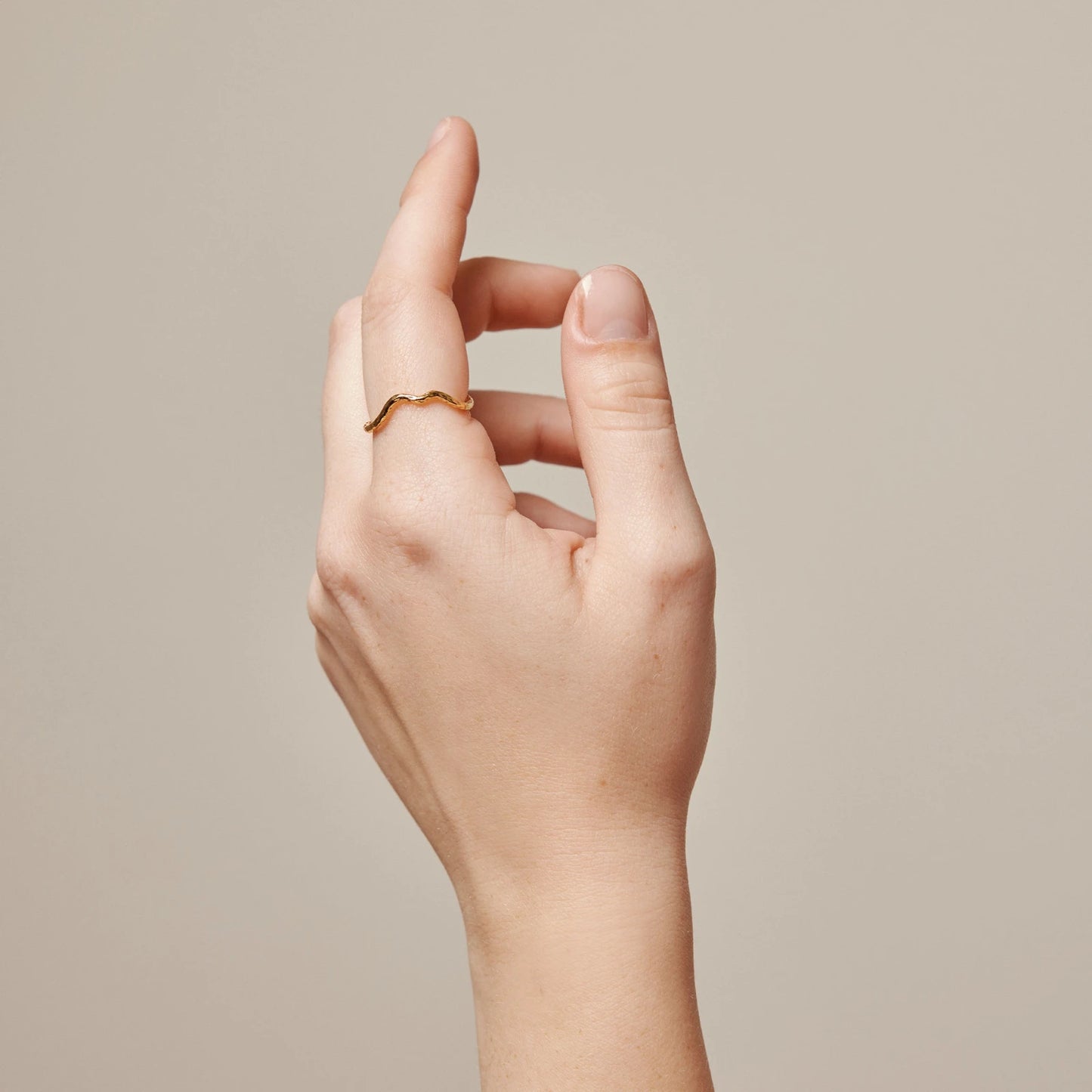 Sway ring fra Enamel Copenhagen i forgyldt sølv på model