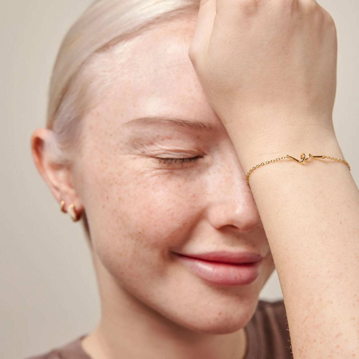 Twist Bracelet fra Enamel Copenhagen i forgyldt sølv på model