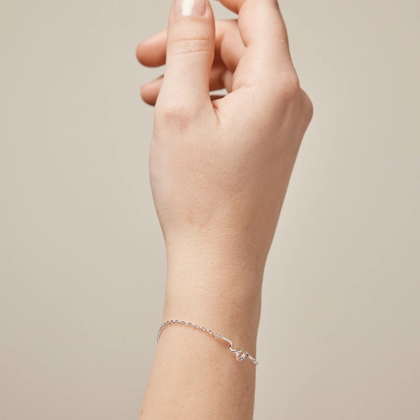 Twist Bracelet fra Enamel Copenhagen i sølv på model