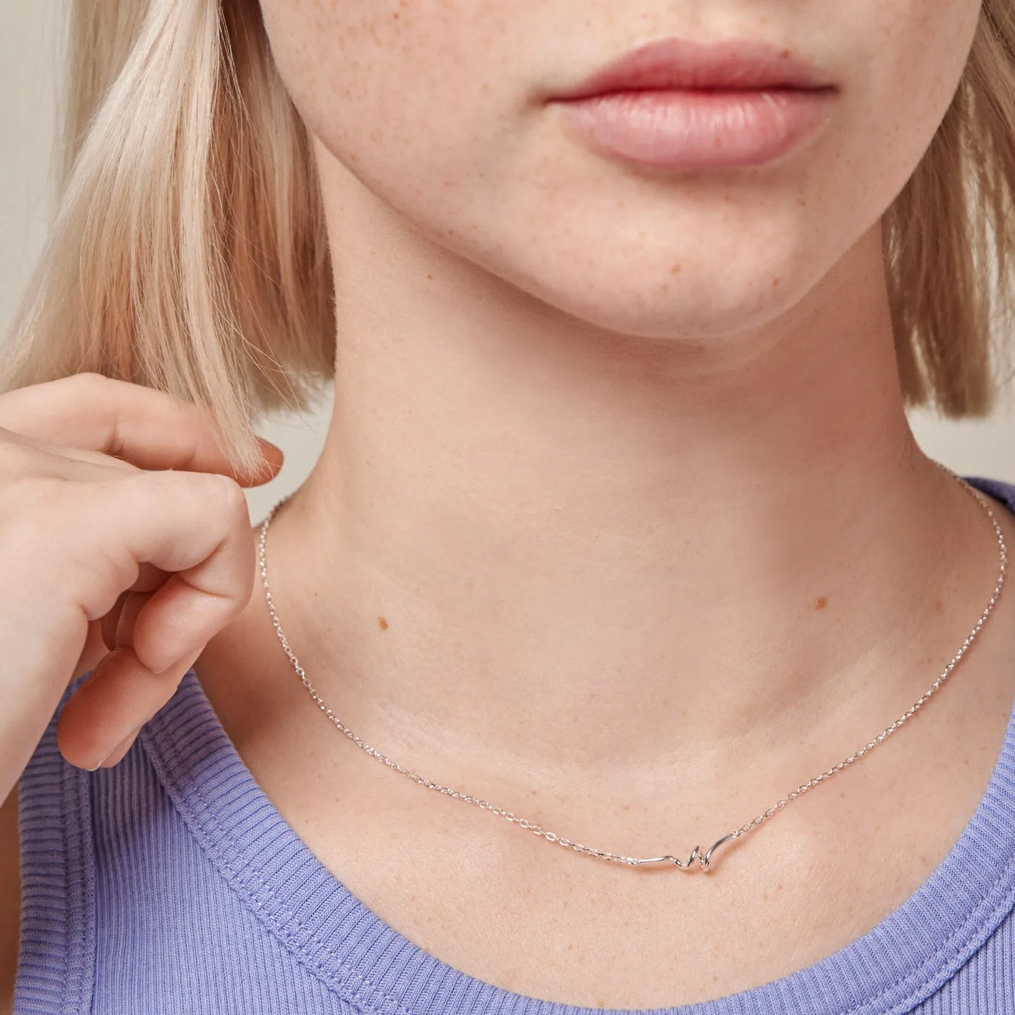 Twist Necklace fra Enamel i sølv på model