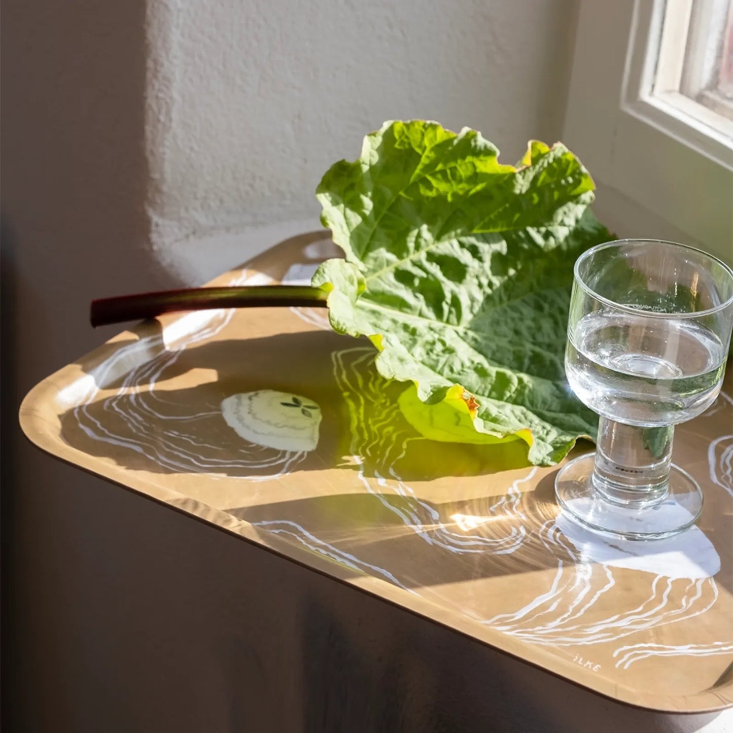 Manet Tray fra Fine Little Day i vindueskarm