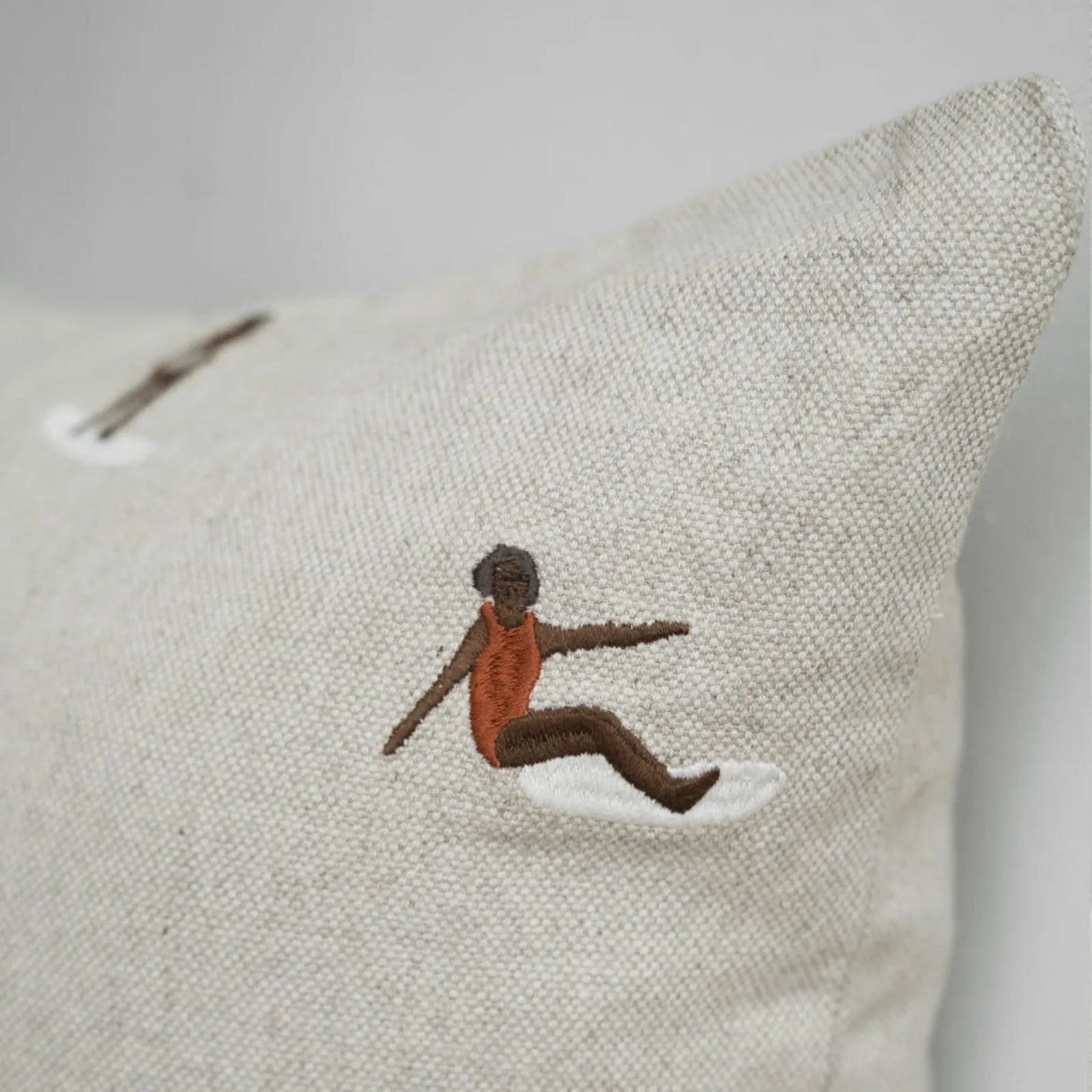 Surfers Embroidered Cushion Cover fra Fine Little Day (detalje surfer)