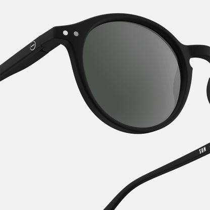Model D solbriller fra Izipizi I sort (detalje front)