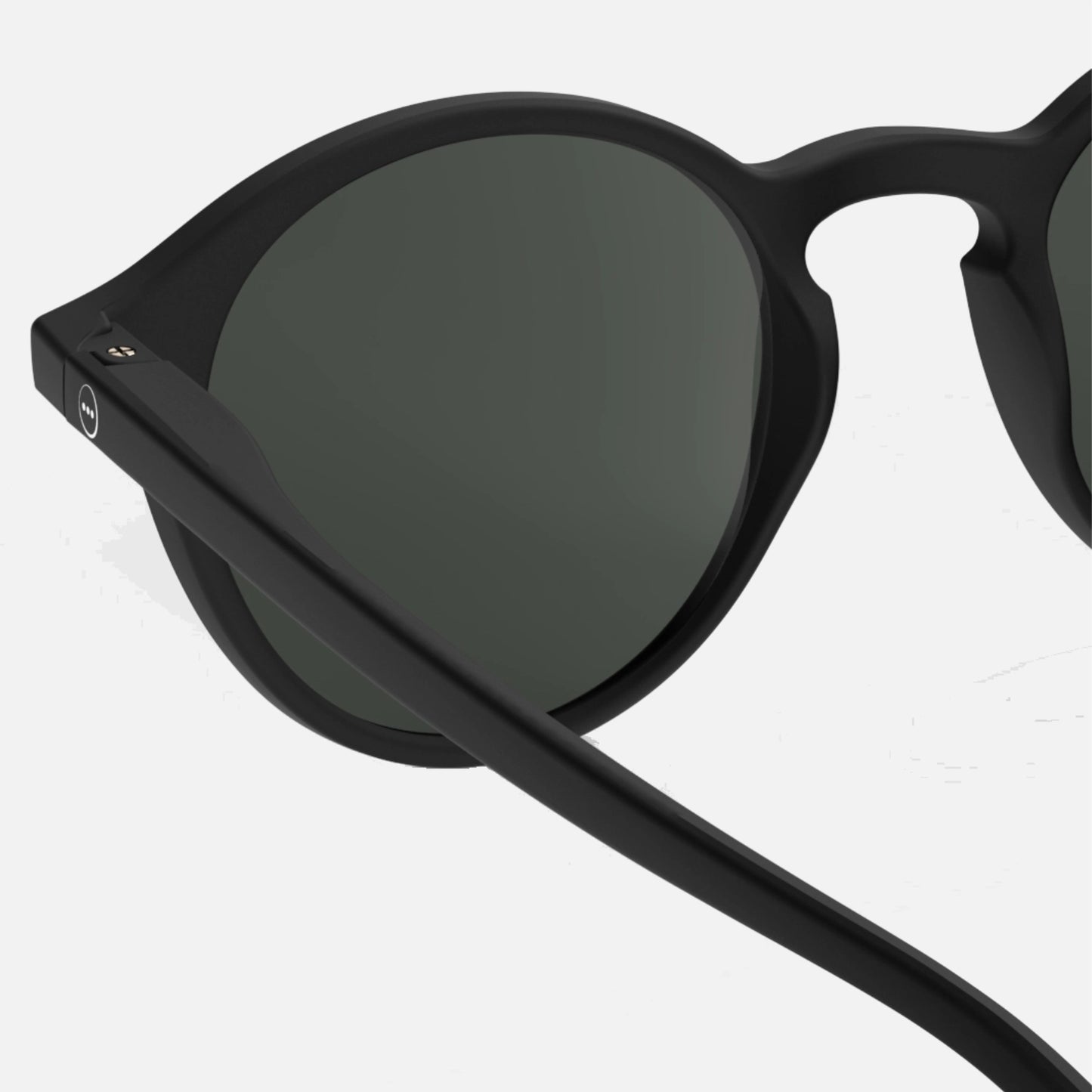 Model D solbriller fra Izipizi i (detalje bagside)