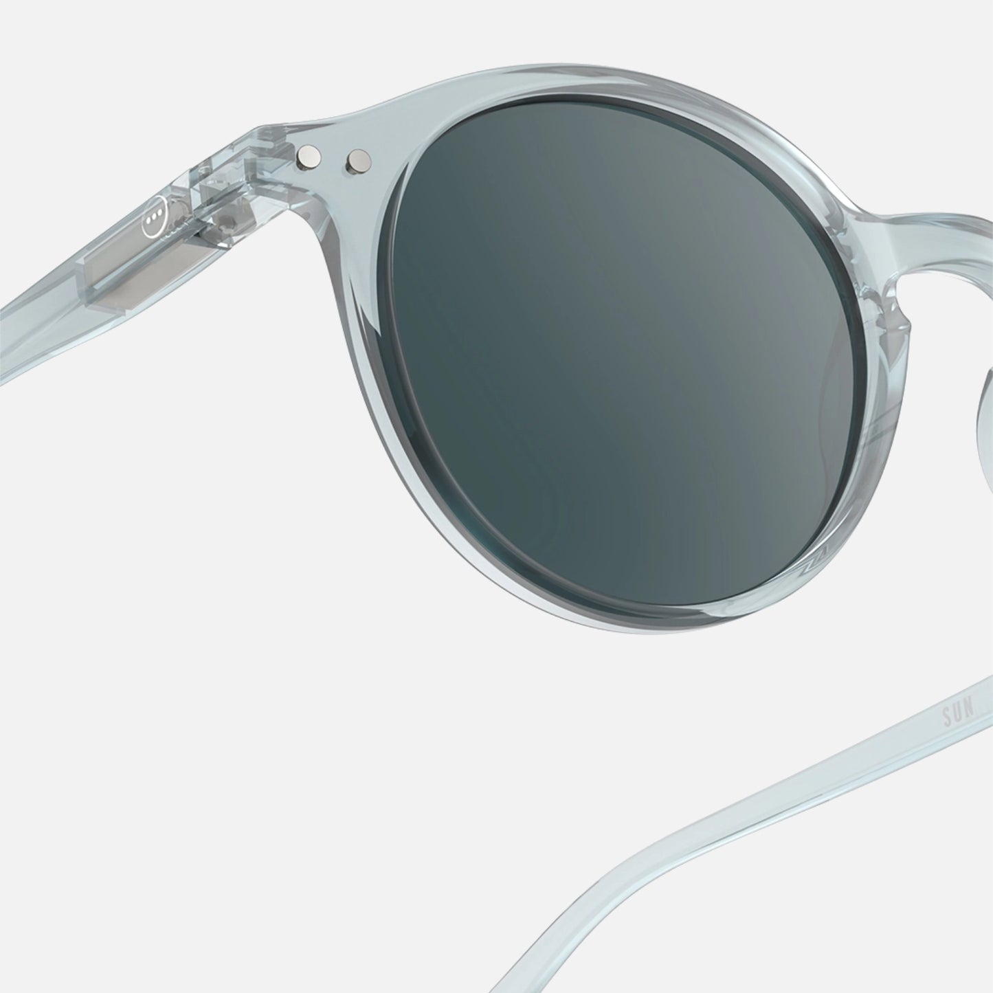 Model D solbriller fra Izipizi i Frozen Blue (detalje front)