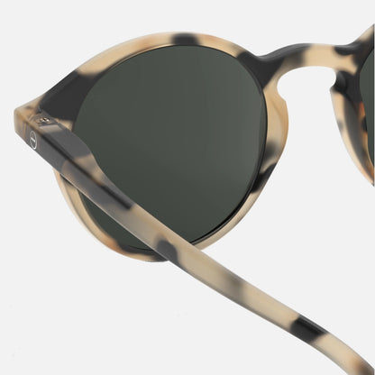 Model D solbriller fra Izipizi i Light Tortoise (detalje bagfra)