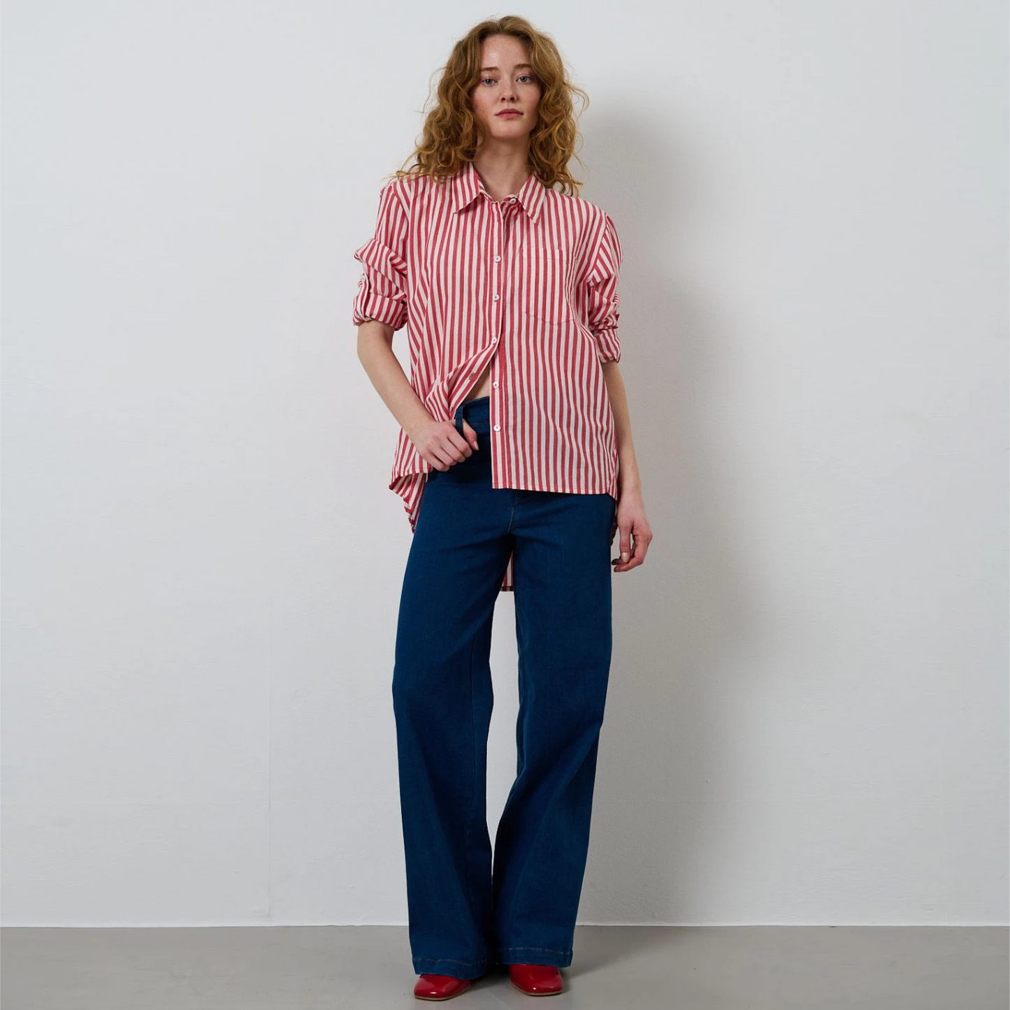 Pernille Shirt - La Rouge - Red/White Stripe - Model fuld længde