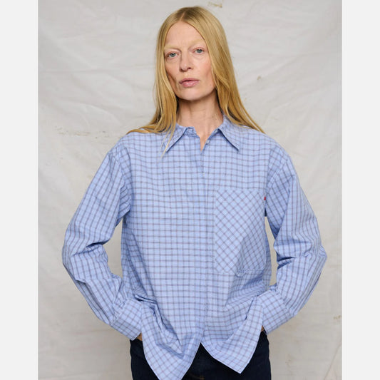 Petra Shirt fra La Rouge - Blue Checks - Model tæt på