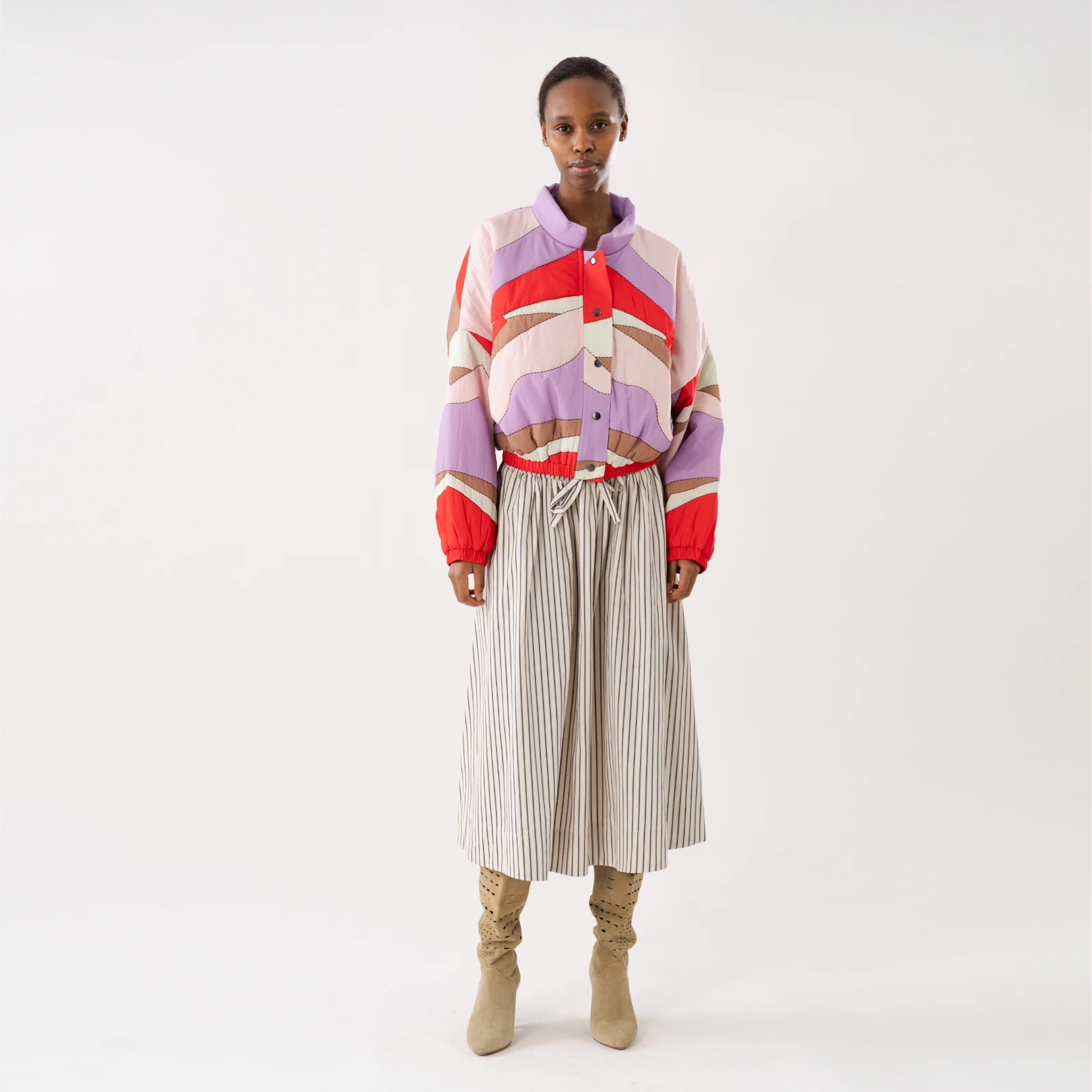 Brostol Midi Skirt fra Lolly's Laundry på model