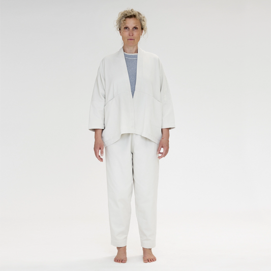 Livia Kimono fra Muse Wear - Cream - På model i fuld længde