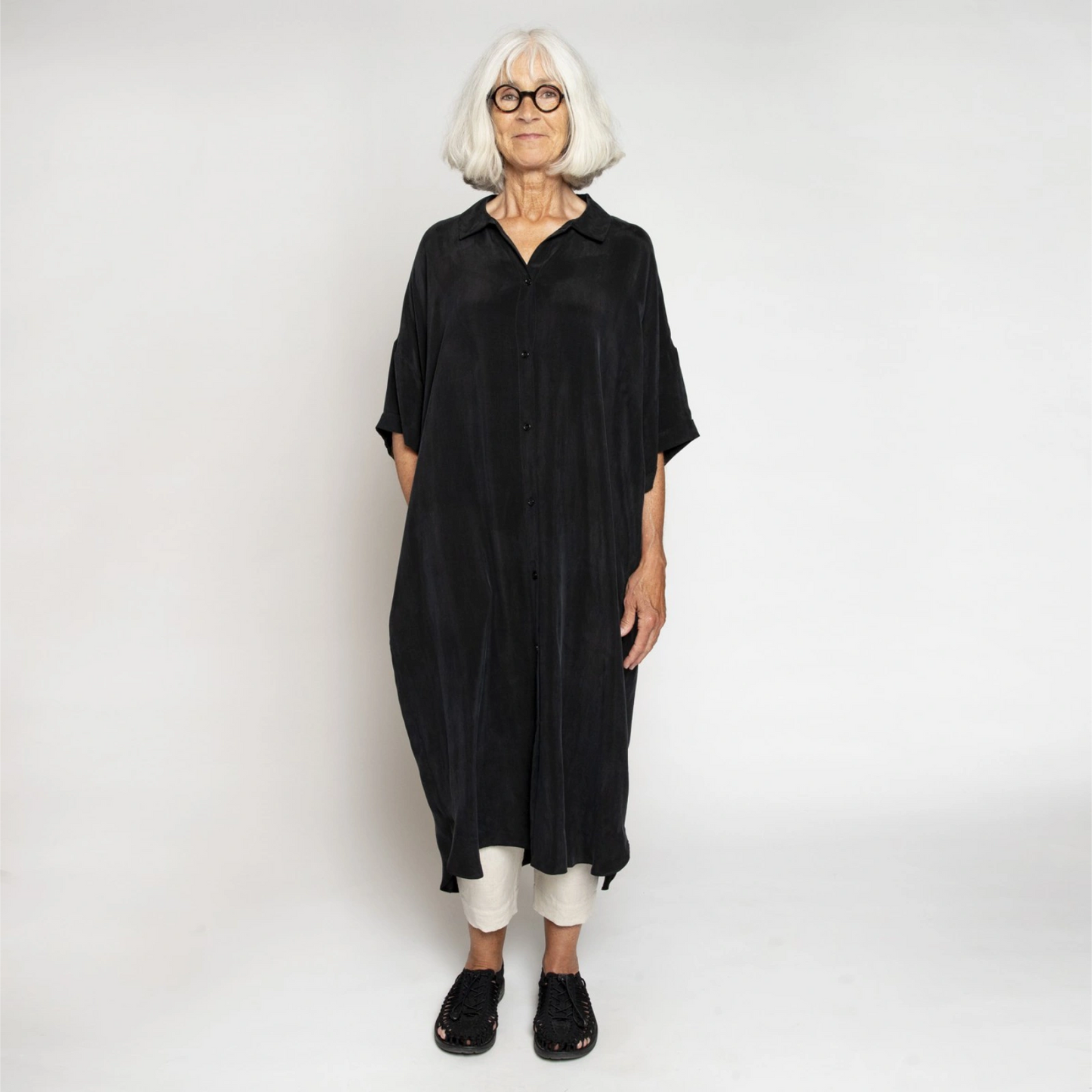 Meriam Dress fra Muse Wear i sort cupro på model