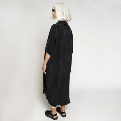 Meriam Dress fra Muse Wear i sort cupro på model bagfra