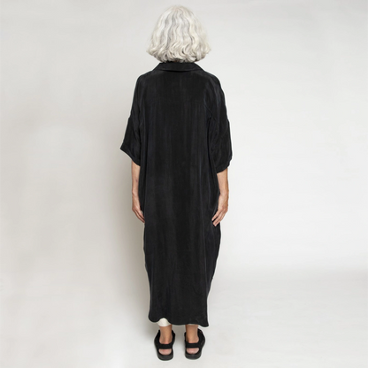 Meriam Dress fra Muse Wear i sort cupro på model (ryg)