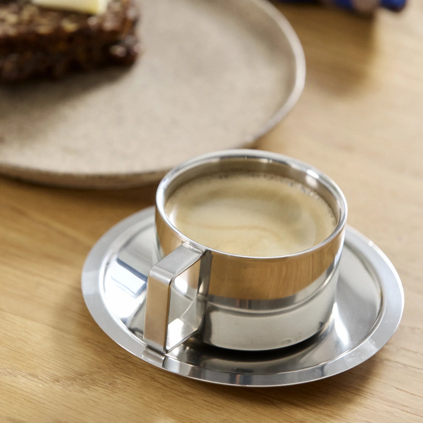 Citrea Kop med Underkop fra Nordal - Detaljefoto med kaffe i koppen