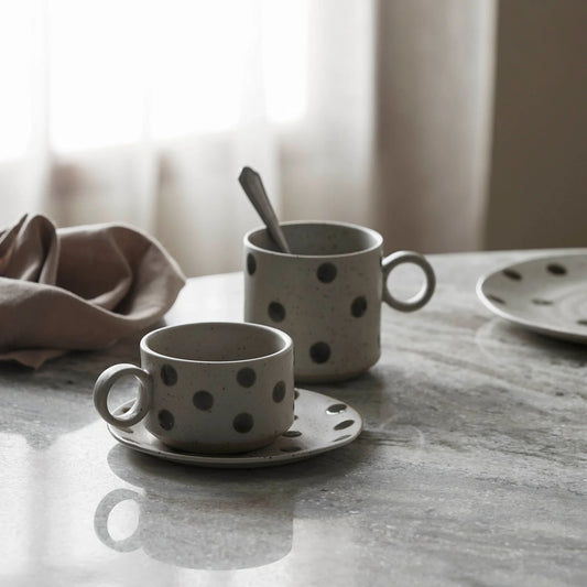 Grainy Kop fra Nordal i sand/grøn på spisebord