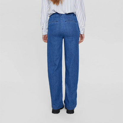 Nuamber jeans fra Nümph i Medium Blue Denim på model bagfra