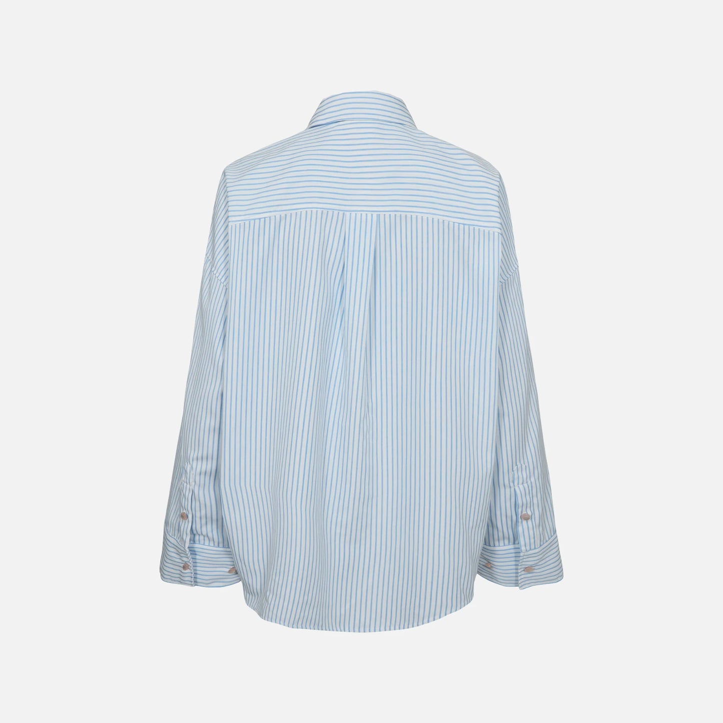 Nuashley Embroidery LS Shirt fra Nümph - Airy Blue - Set fra ryggen