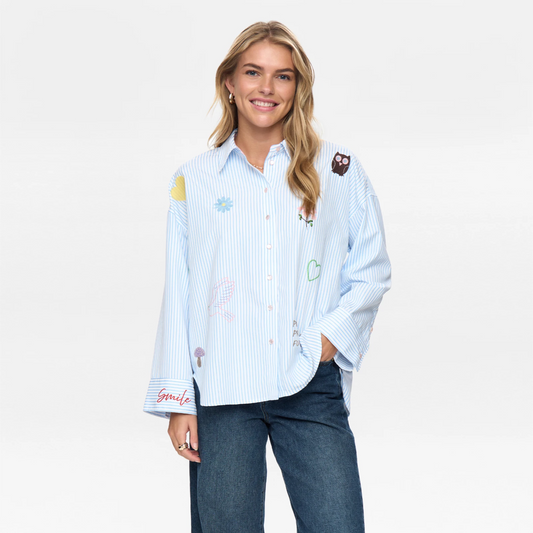 Nuashley Embroidery LS Shirt fra Nümph - Airy Blue - På model