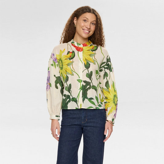 Nubelisa Shirt fra Nümph - Pristine - Model