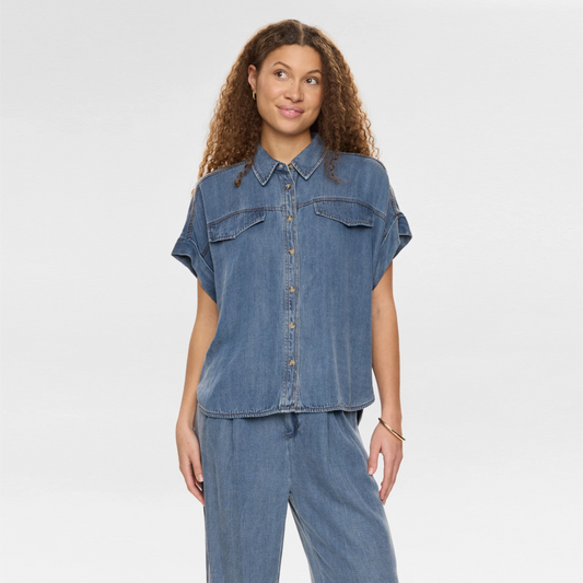 Nuelida Sleeveless Shirt fra Nümph i Snow Washed Denim set på model