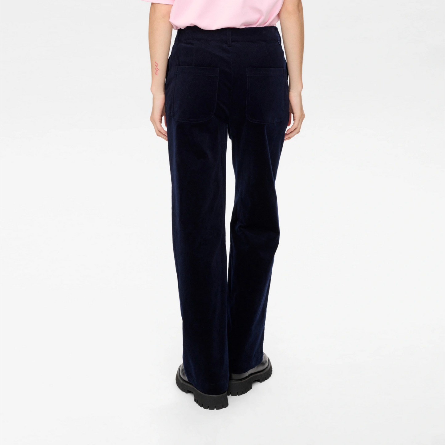 Nujoanna Pants fra Nümph - Dark Sapphire - Model bagfra