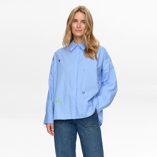 Nujuna Shirt fra Nümph - Hydrangea - Model