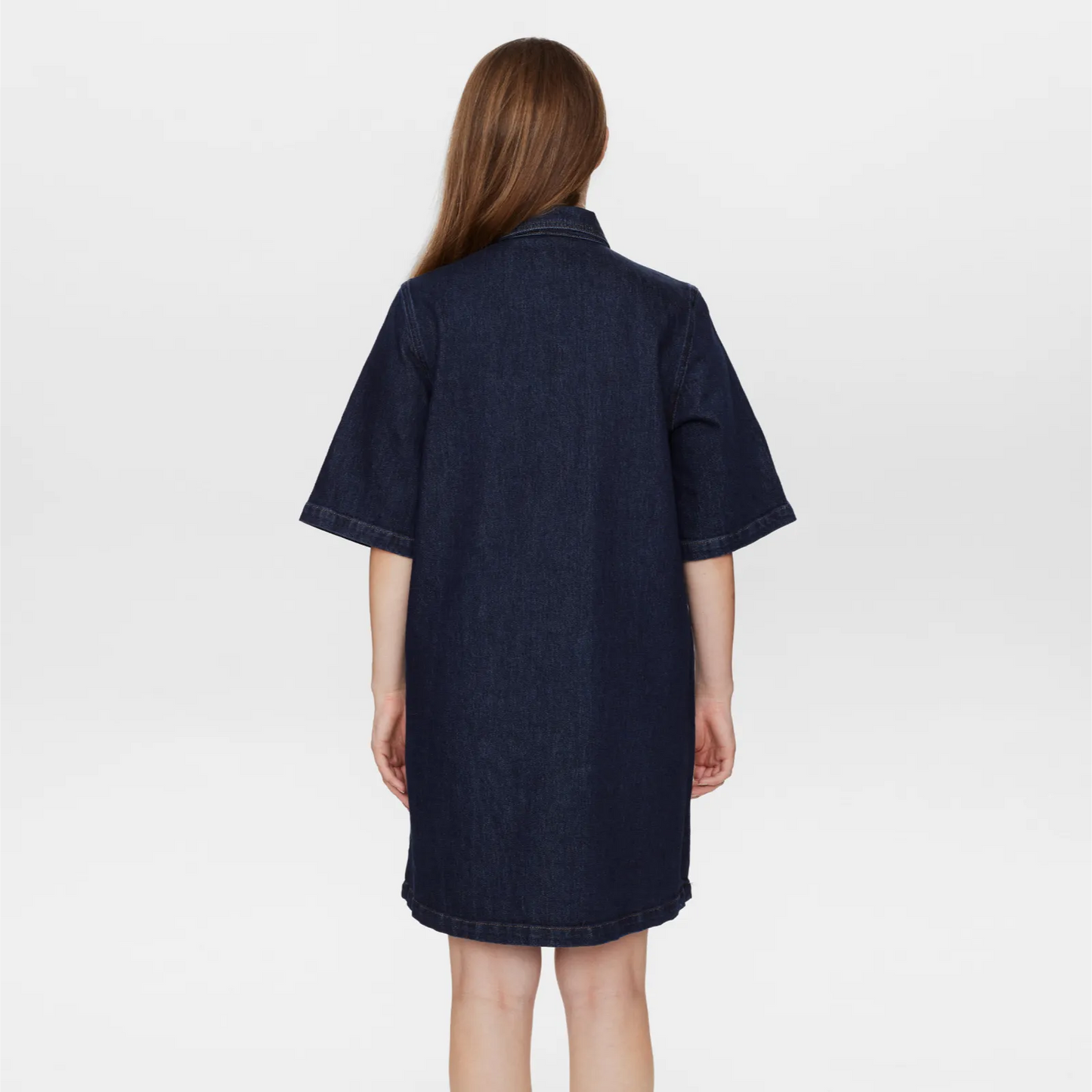 Nulondon Dress - Nümph - Model fra ryggen
