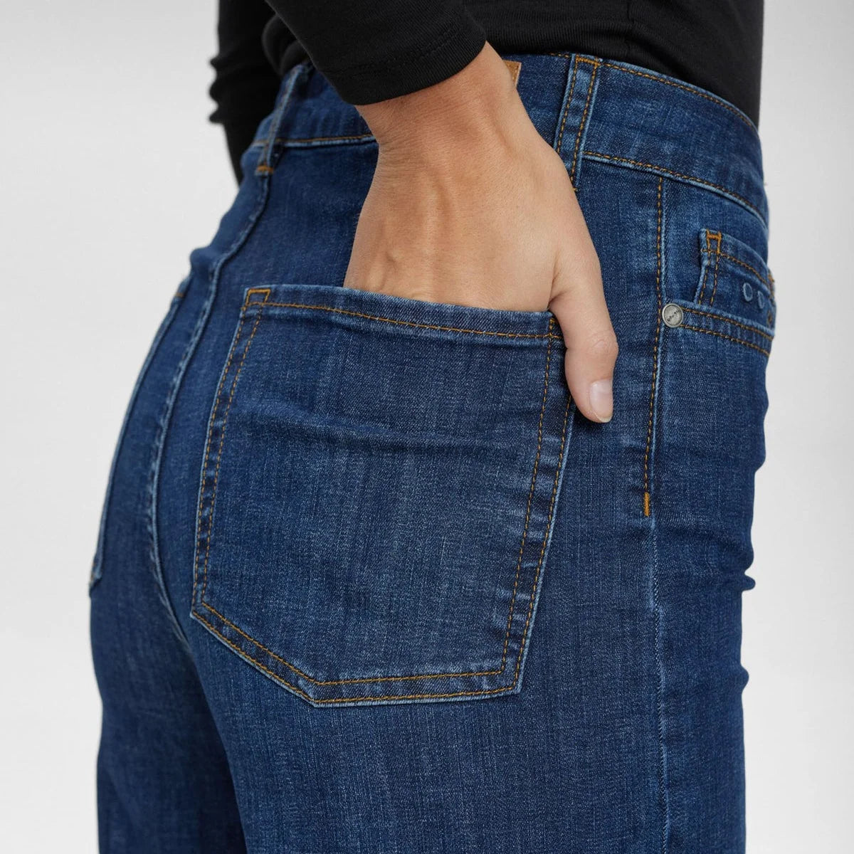 Nuparis Long Jeans - Dark Blue Denim - Nümph - Detalje baglomme