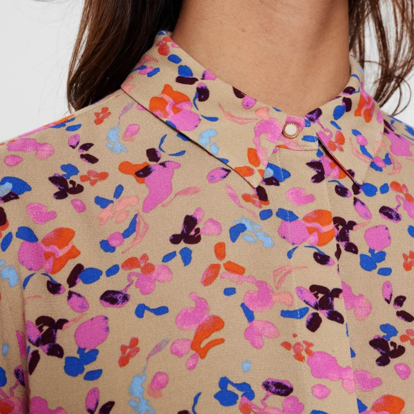 Nuria Shirt fra Nümph i Twill (detalje krave)