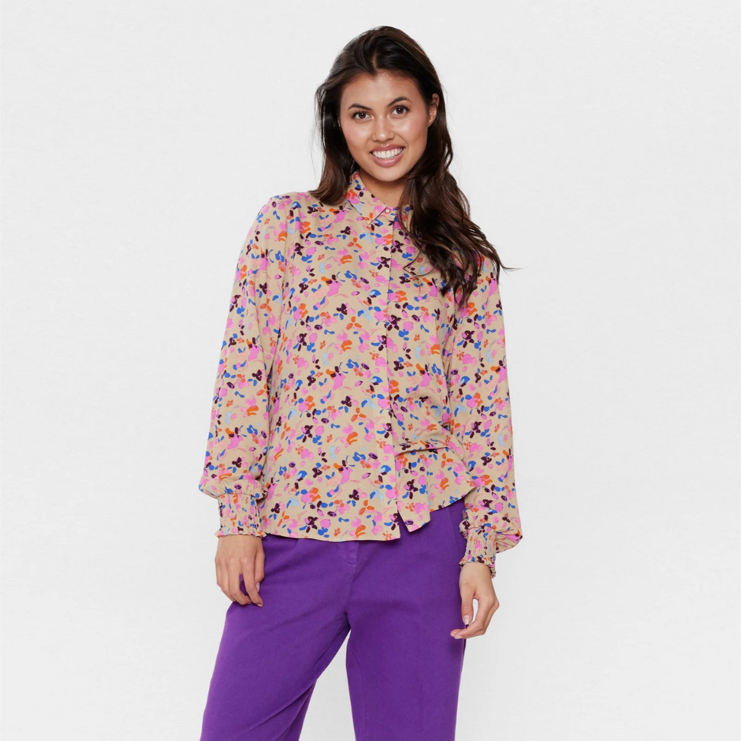 Nuria Shirt fra Nümph i Twill på model