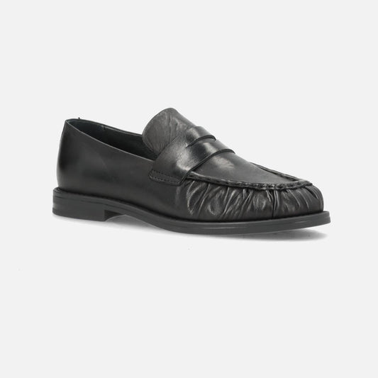 Whisper Loafers fra Phenumb - Black - Skråt forfra