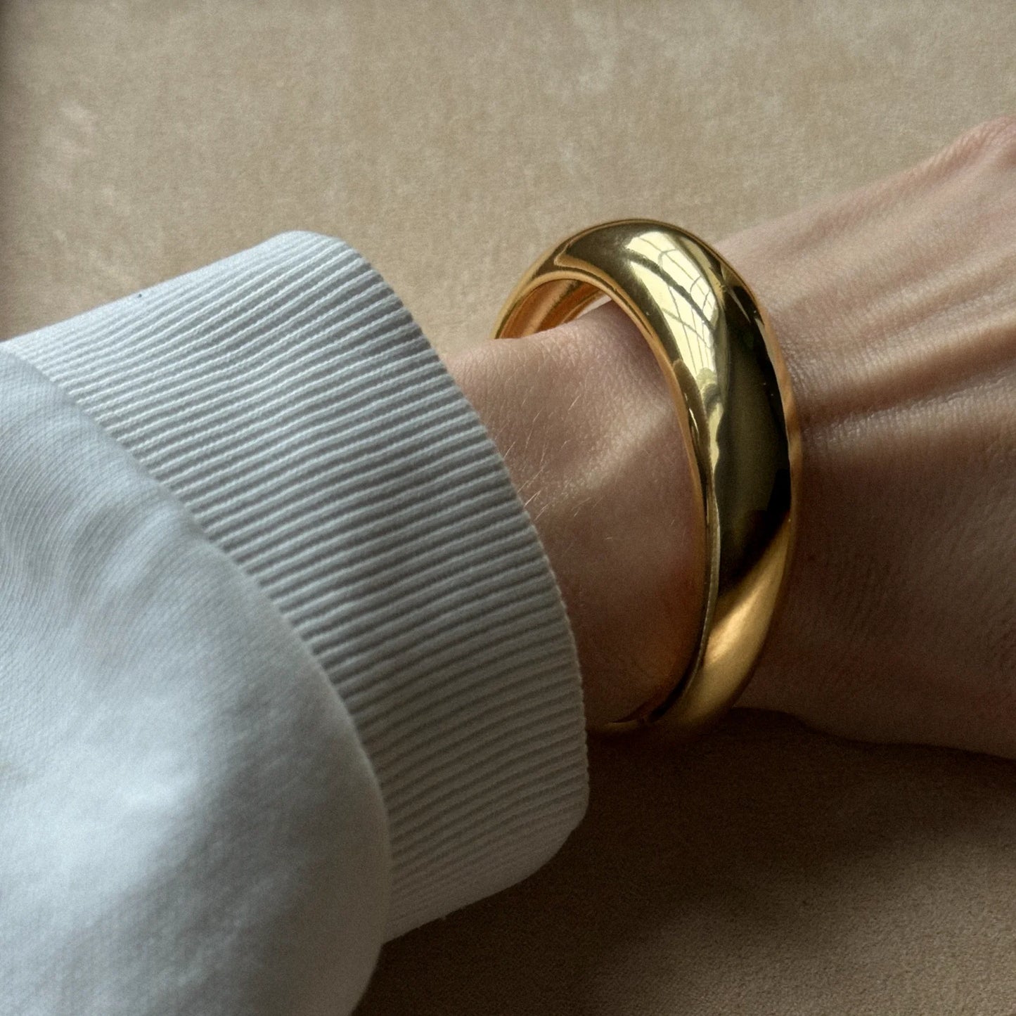Odessa Chunky Bracelet på model - Pico - Forgyldt